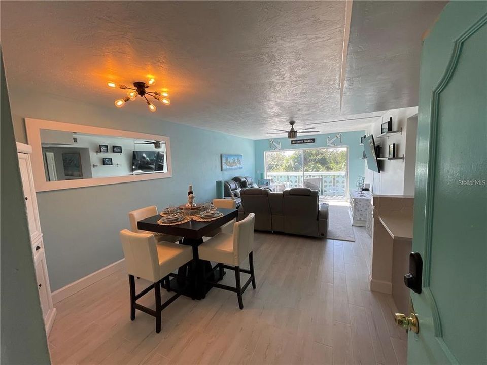 For Rent: $3,200 (2 beds, 1 baths, 936 Square Feet)