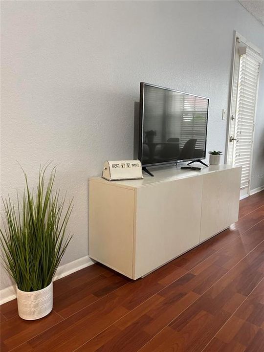 Под контрактом: $163,000 (1 спален, 1 ванн, 745 Квадратных фут)