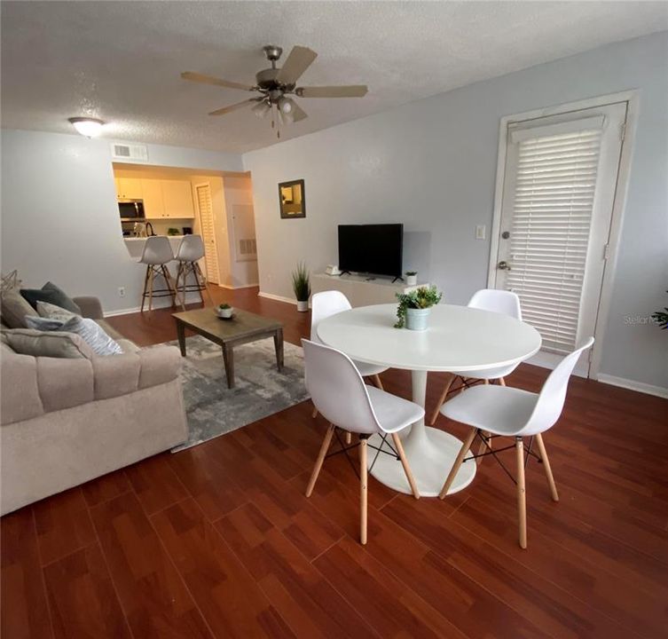 Под контрактом: $163,000 (1 спален, 1 ванн, 745 Квадратных фут)