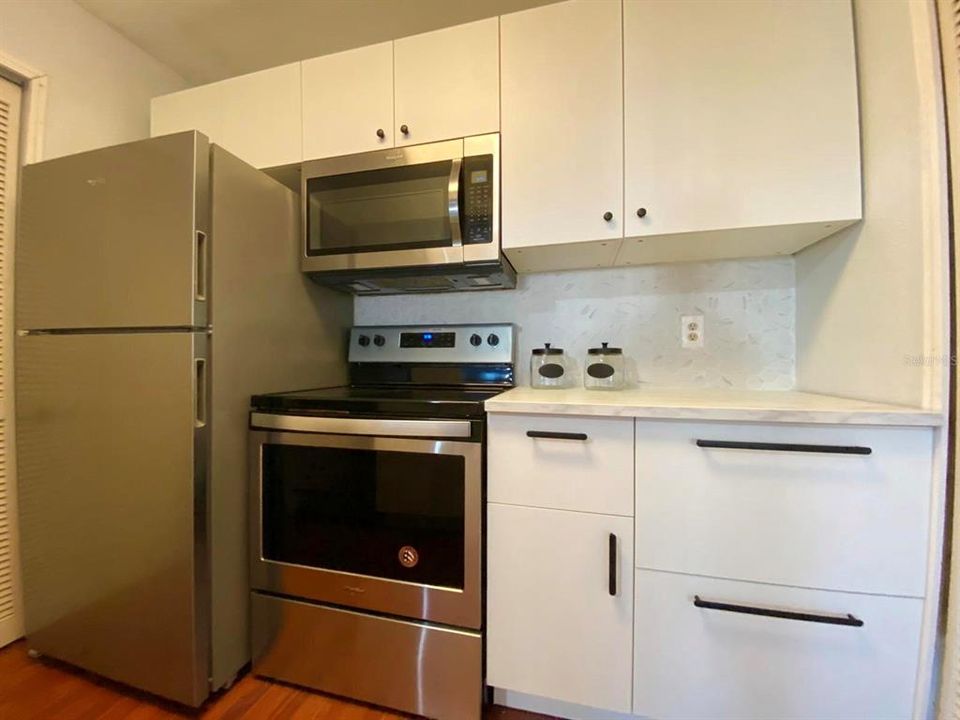 Под контрактом: $163,000 (1 спален, 1 ванн, 745 Квадратных фут)