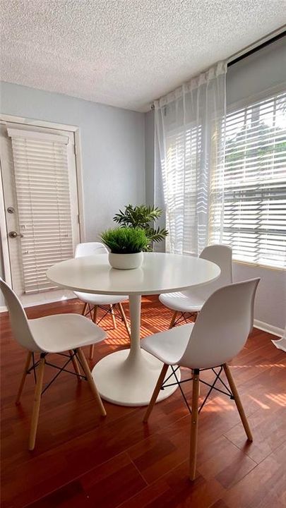 Под контрактом: $163,000 (1 спален, 1 ванн, 745 Квадратных фут)