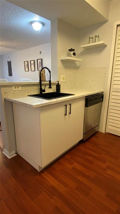 Под контрактом: $163,000 (1 спален, 1 ванн, 745 Квадратных фут)