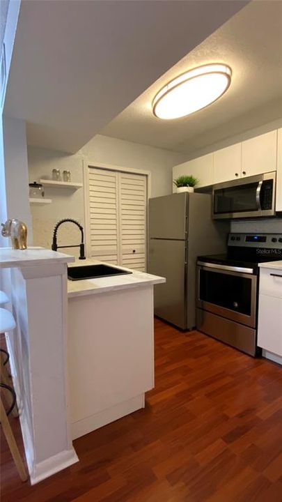 Под контрактом: $163,000 (1 спален, 1 ванн, 745 Квадратных фут)