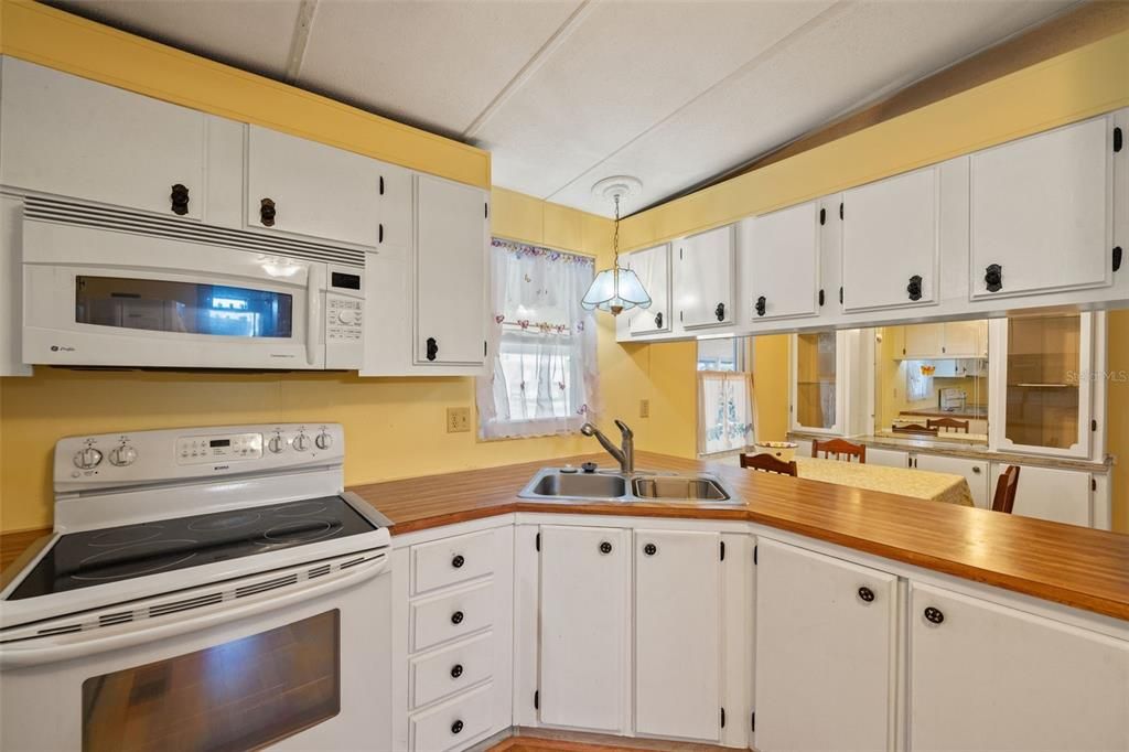Active With Contract: $135,000 (2 beds, 2 baths, 1048 Square Feet)