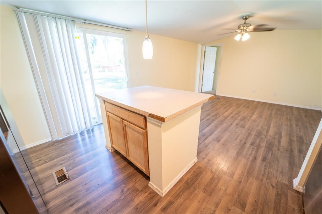 For Sale: $191,000 (2 beds, 1 baths, 1000 Square Feet)