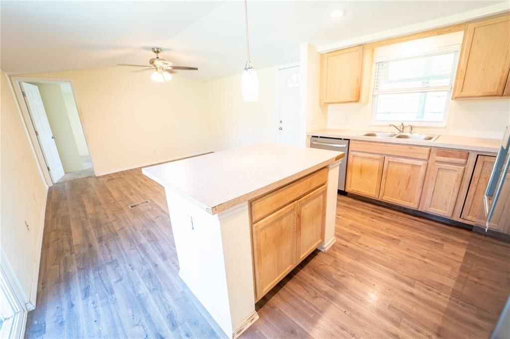 For Sale: $191,000 (2 beds, 1 baths, 1000 Square Feet)