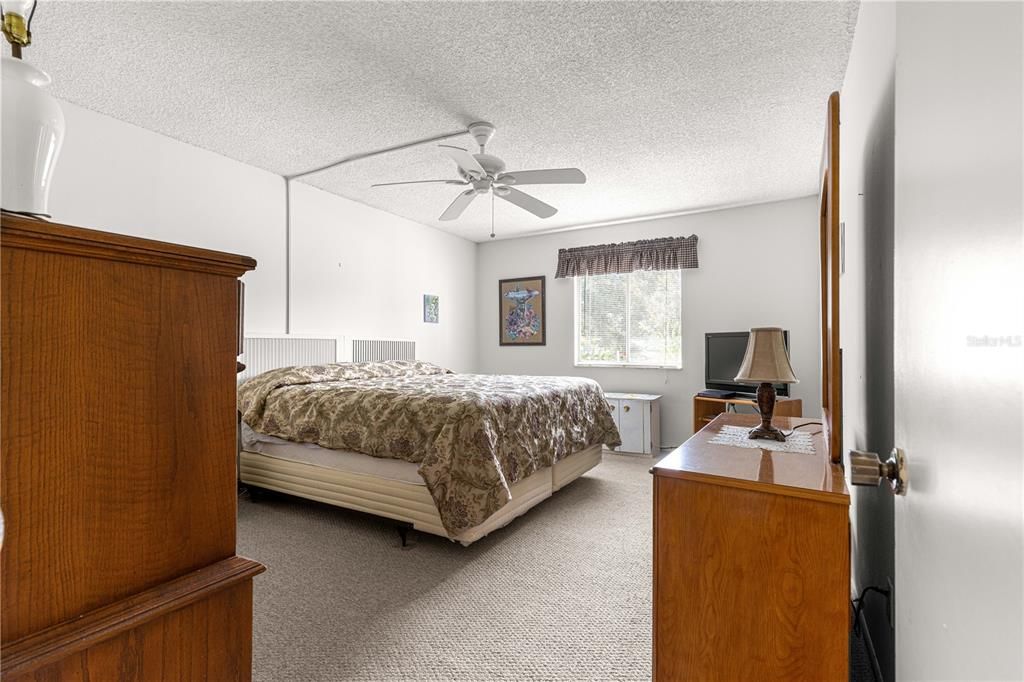 Под контрактом: $85,000 (1 спален, 1 ванн, 844 Квадратных фут)