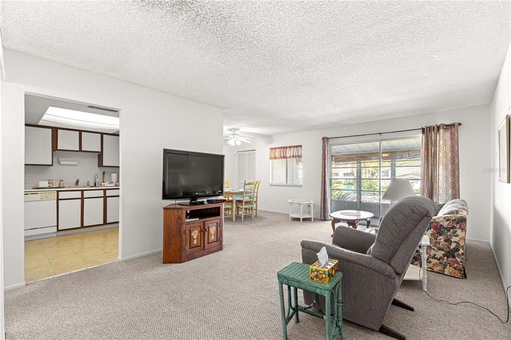 Под контрактом: $85,000 (1 спален, 1 ванн, 844 Квадратных фут)