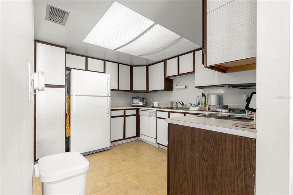 Под контрактом: $85,000 (1 спален, 1 ванн, 844 Квадратных фут)