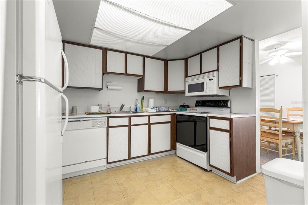 Под контрактом: $85,000 (1 спален, 1 ванн, 844 Квадратных фут)