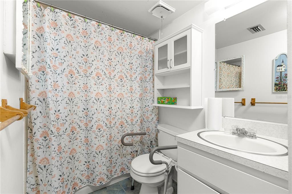 Под контрактом: $85,000 (1 спален, 1 ванн, 844 Квадратных фут)