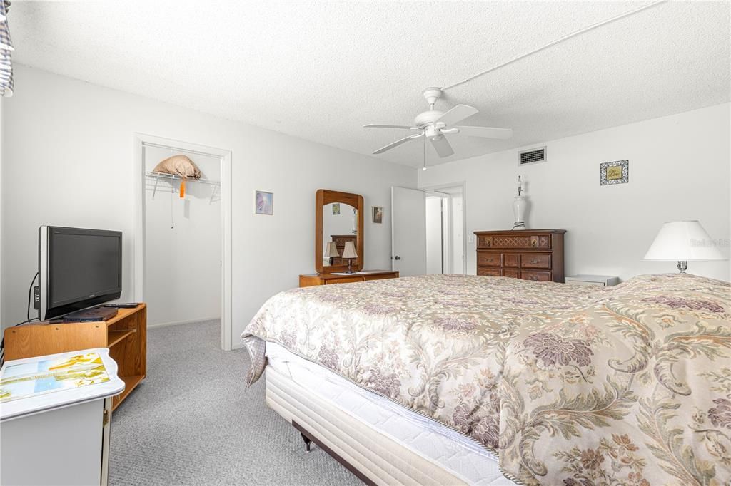 Под контрактом: $85,000 (1 спален, 1 ванн, 844 Квадратных фут)