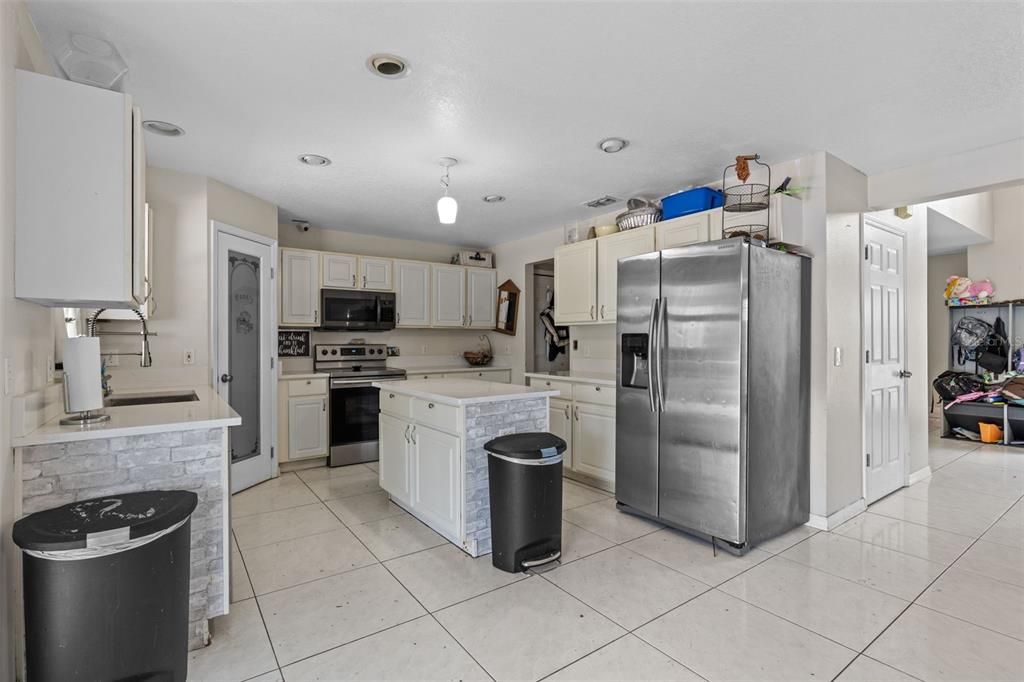 Activo con contrato: $460,000 (4 camas, 2 baños, 2392 Pies cuadrados)