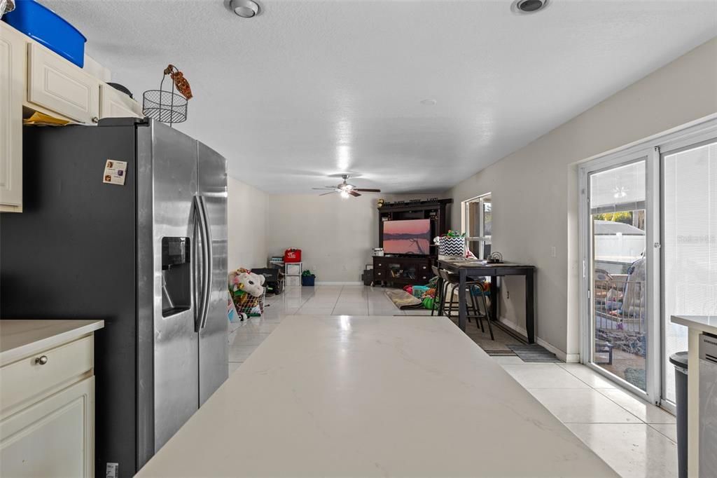 Activo con contrato: $460,000 (4 camas, 2 baños, 2392 Pies cuadrados)