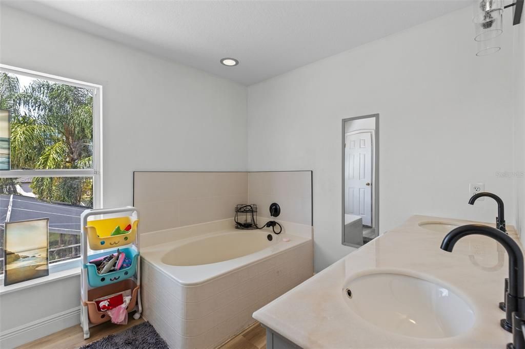 Activo con contrato: $460,000 (4 camas, 2 baños, 2392 Pies cuadrados)