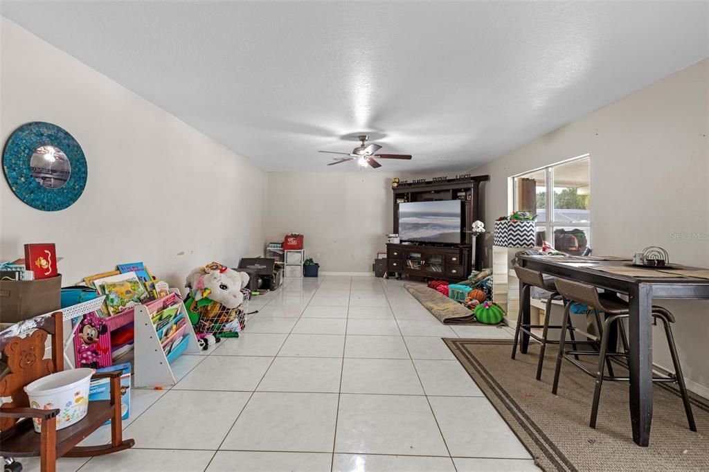 Activo con contrato: $460,000 (4 camas, 2 baños, 2392 Pies cuadrados)