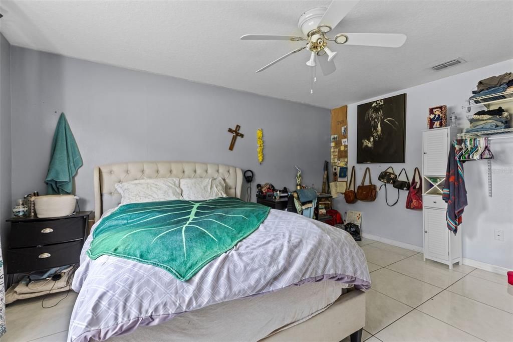 Activo con contrato: $460,000 (4 camas, 2 baños, 2392 Pies cuadrados)