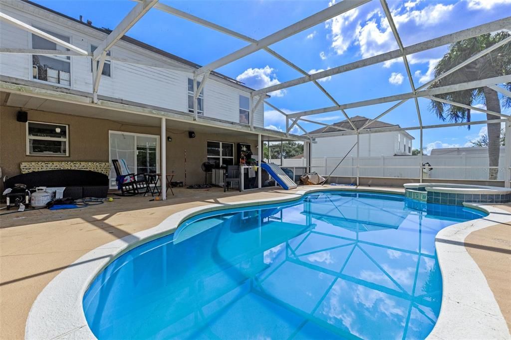 Activo con contrato: $460,000 (4 camas, 2 baños, 2392 Pies cuadrados)