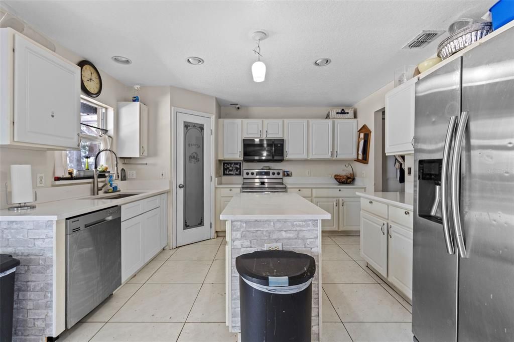 Activo con contrato: $460,000 (4 camas, 2 baños, 2392 Pies cuadrados)