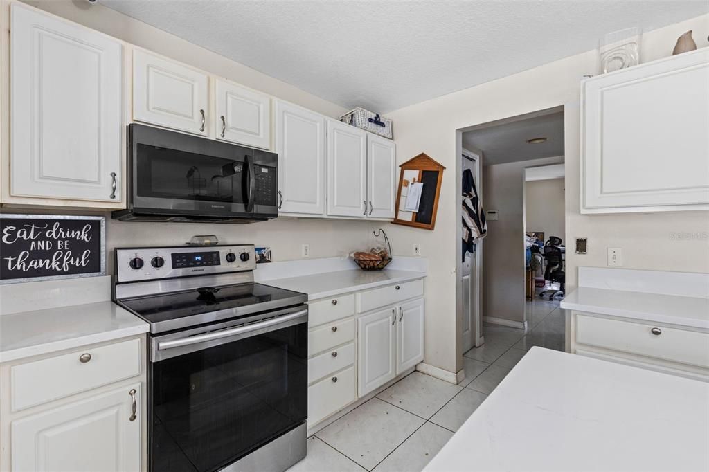 Activo con contrato: $460,000 (4 camas, 2 baños, 2392 Pies cuadrados)