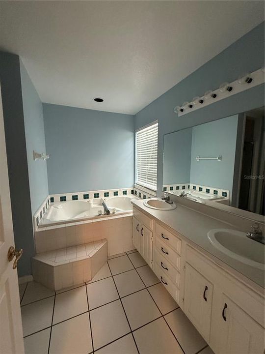 For Rent: $2,300 (4 beds, 2 baths, 1900 Square Feet)