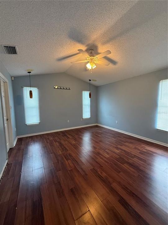 For Rent: $2,300 (4 beds, 2 baths, 1900 Square Feet)