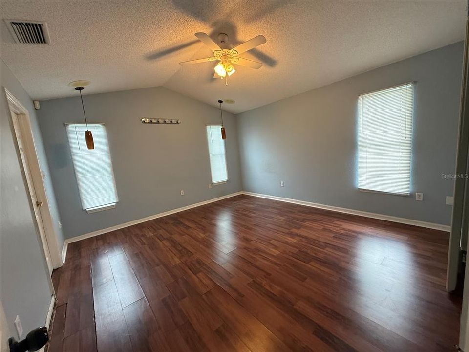 For Rent: $2,300 (4 beds, 2 baths, 1900 Square Feet)