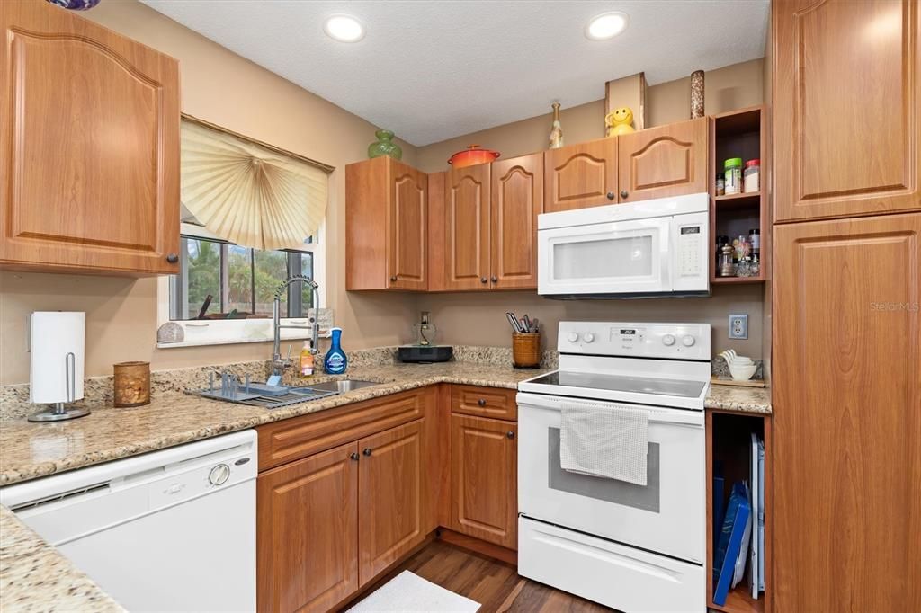 Active With Contract: $215,000 (2 beds, 2 baths, 1072 Square Feet)