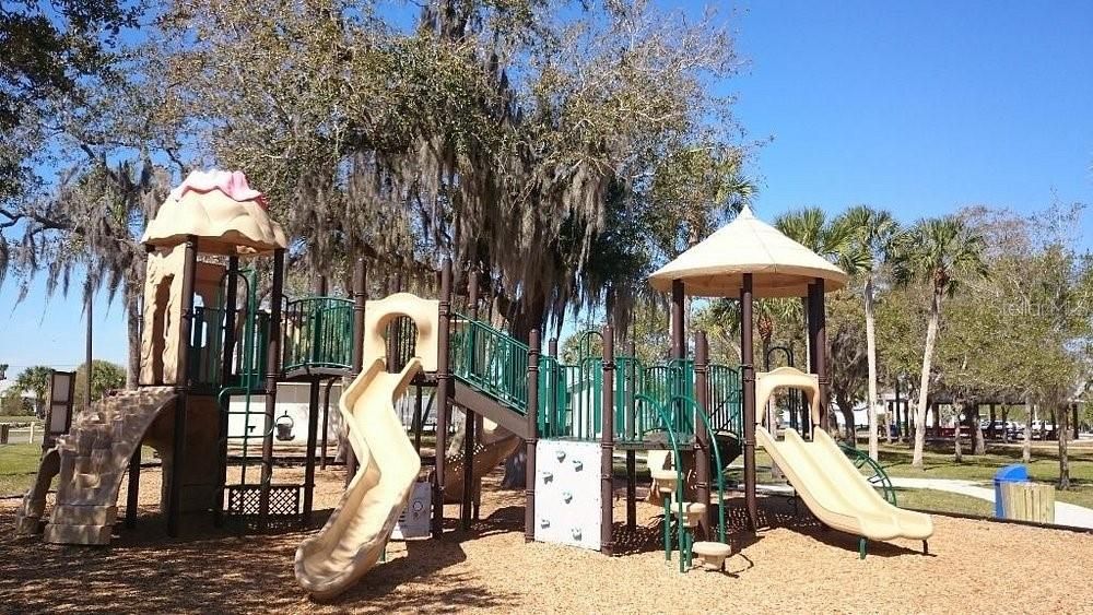 Active With Contract: $215,000 (2 beds, 2 baths, 1072 Square Feet)