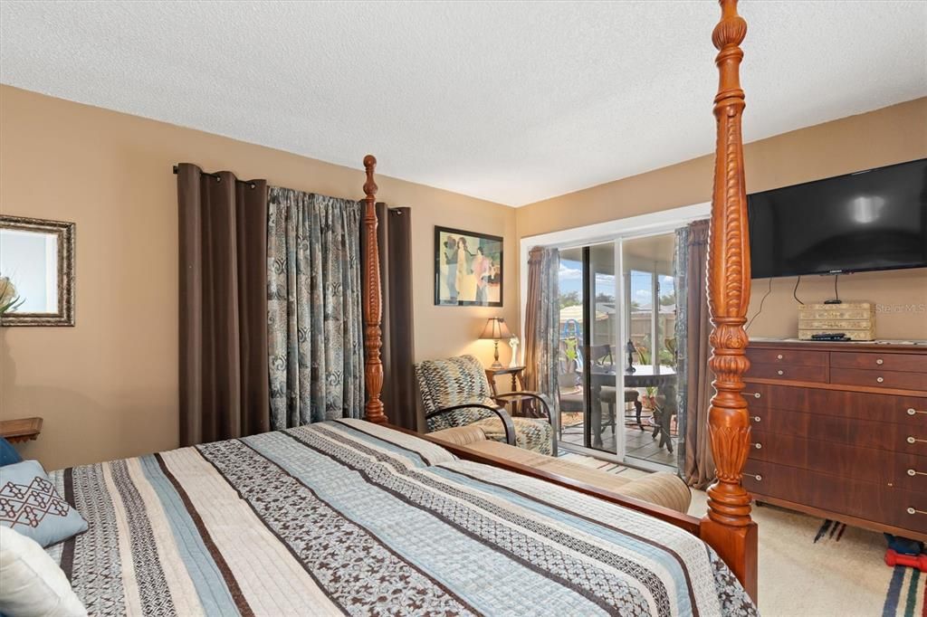 Active With Contract: $215,000 (2 beds, 2 baths, 1072 Square Feet)