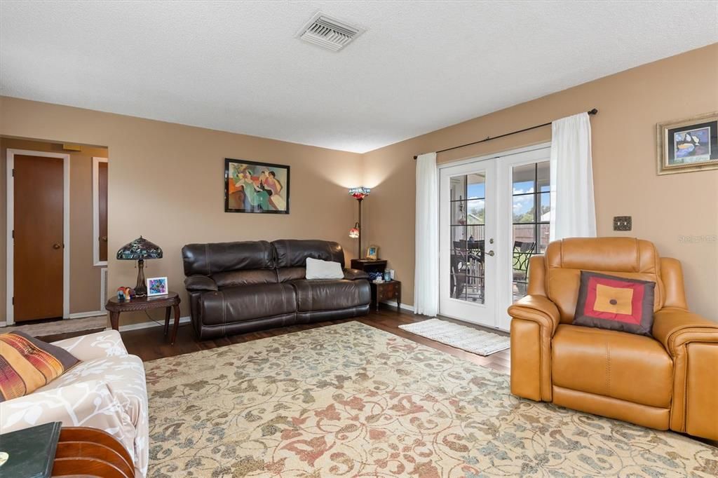 Active With Contract: $215,000 (2 beds, 2 baths, 1072 Square Feet)