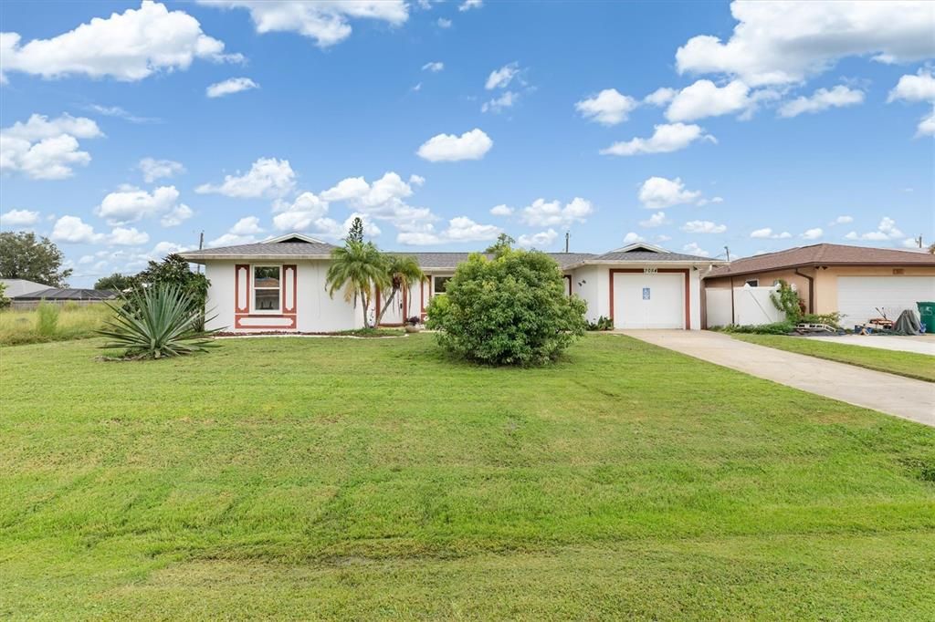 Active With Contract: $215,000 (2 beds, 2 baths, 1072 Square Feet)