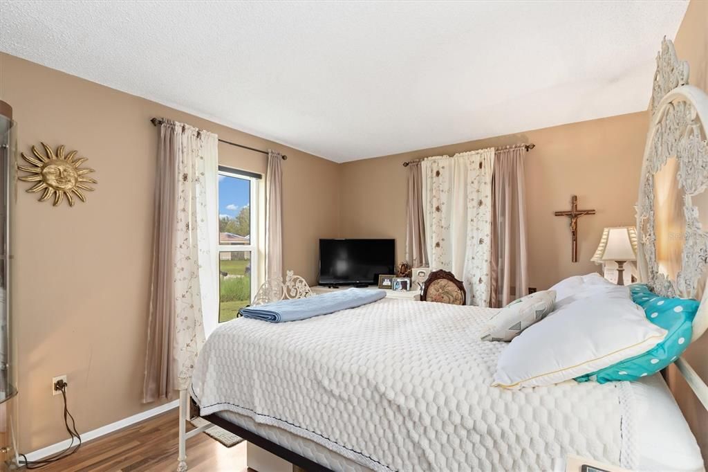 Active With Contract: $215,000 (2 beds, 2 baths, 1072 Square Feet)