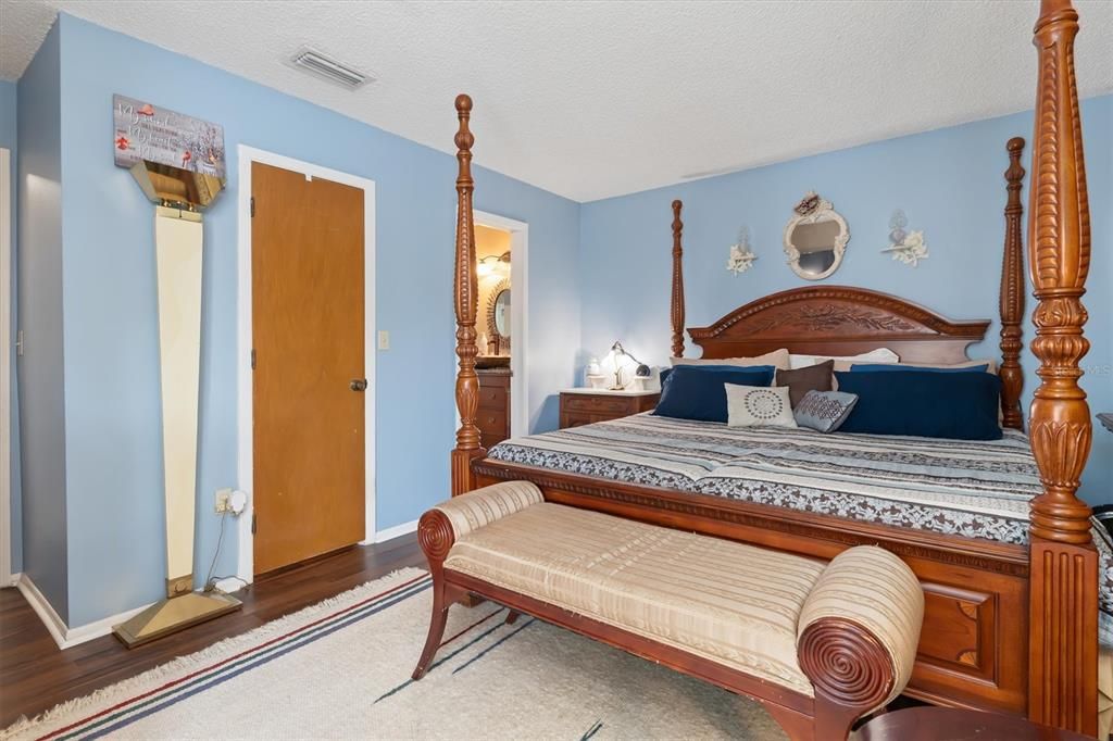 Active With Contract: $215,000 (2 beds, 2 baths, 1072 Square Feet)