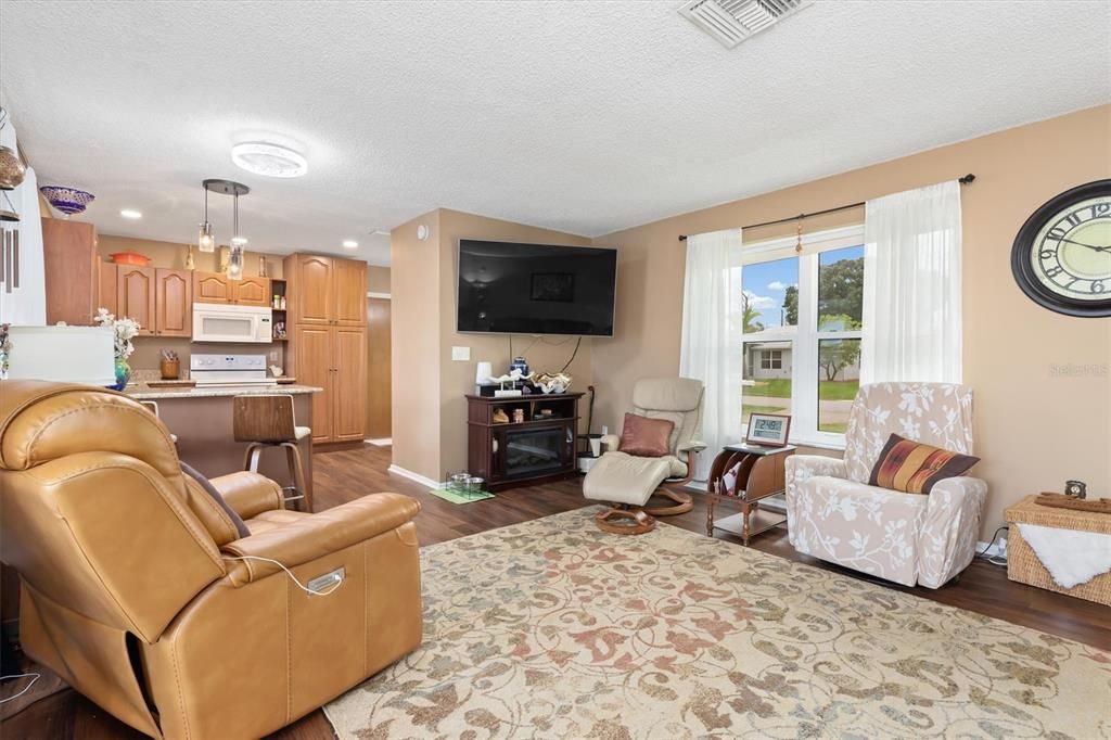 Active With Contract: $215,000 (2 beds, 2 baths, 1072 Square Feet)