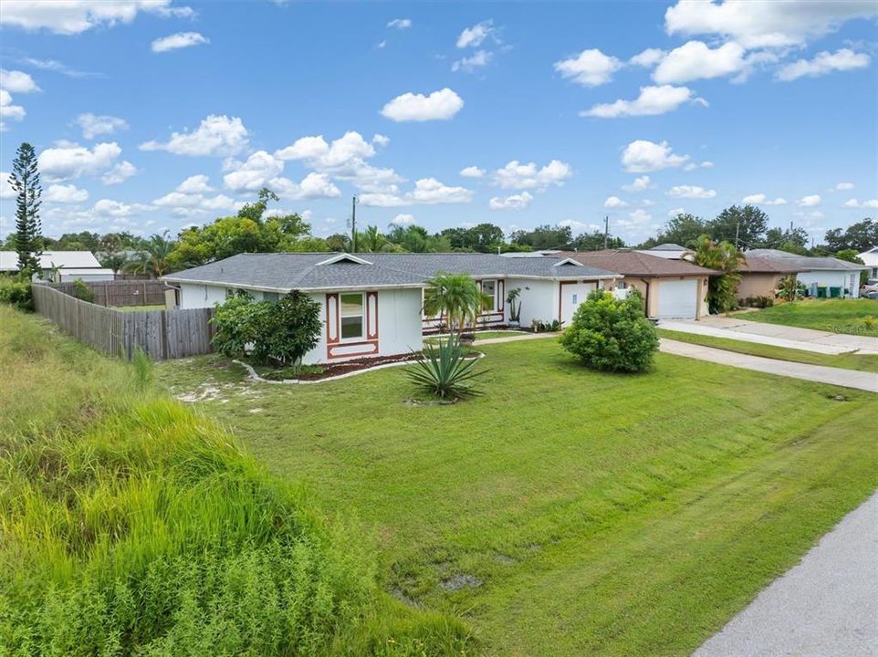 Active With Contract: $215,000 (2 beds, 2 baths, 1072 Square Feet)