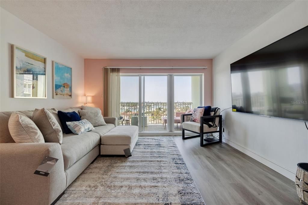 Active With Contract: $2,050 (1 beds, 1 baths, 843 Square Feet)