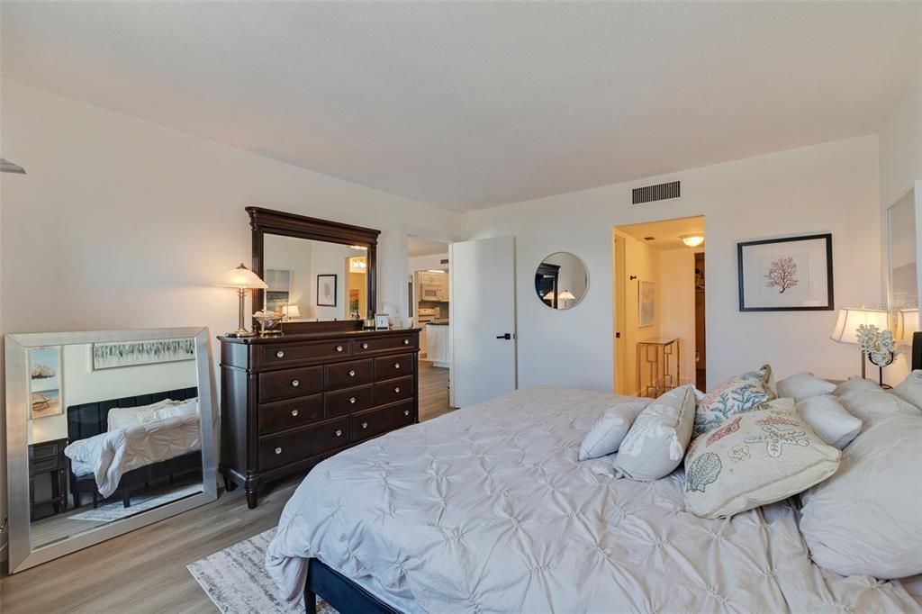 Active With Contract: $2,050 (1 beds, 1 baths, 843 Square Feet)