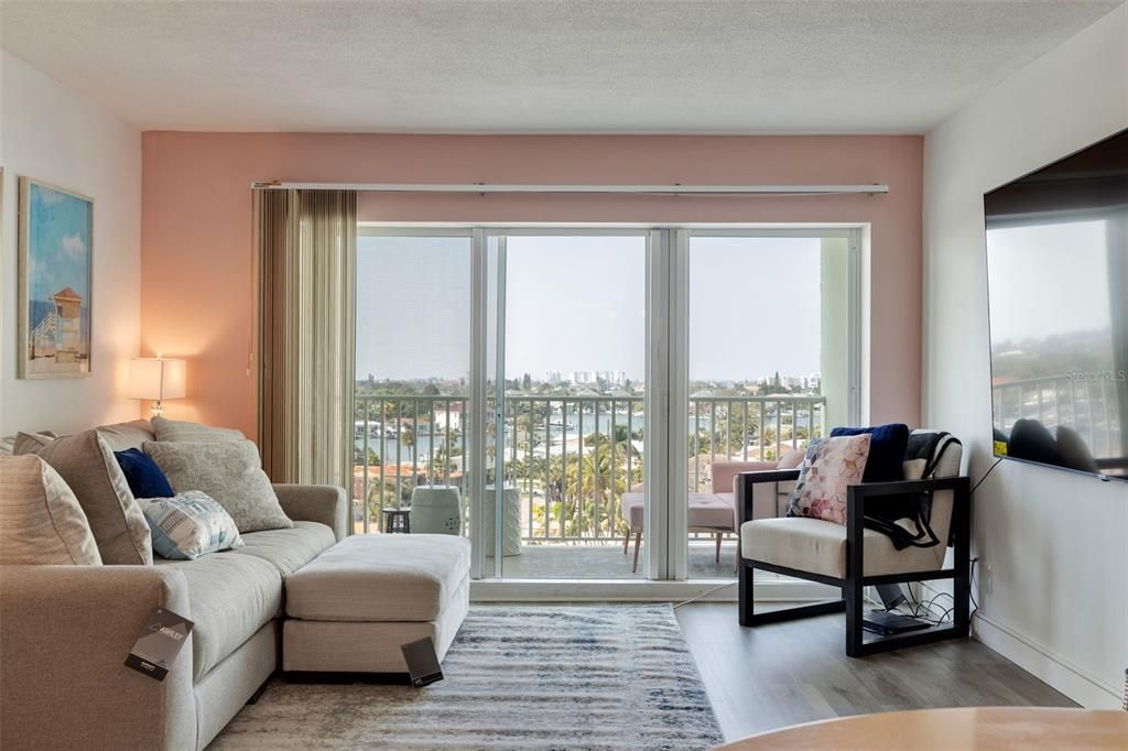 Active With Contract: $2,050 (1 beds, 1 baths, 843 Square Feet)