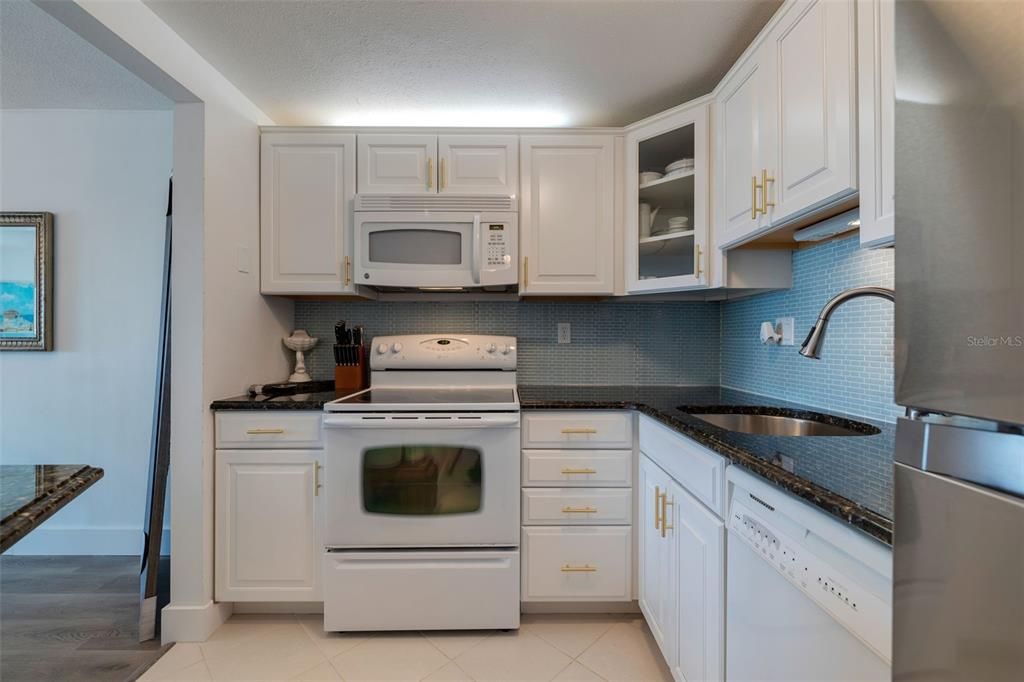 Active With Contract: $2,050 (1 beds, 1 baths, 843 Square Feet)