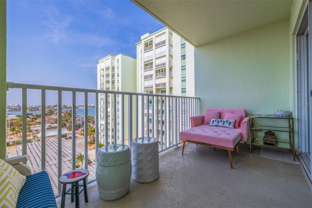 Active With Contract: $2,050 (1 beds, 1 baths, 843 Square Feet)