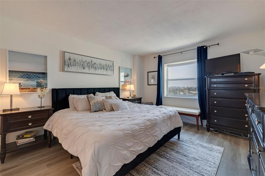 Active With Contract: $2,050 (1 beds, 1 baths, 843 Square Feet)