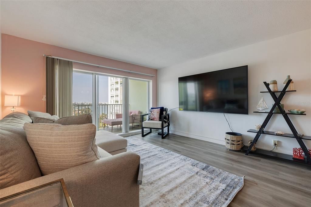 Active With Contract: $2,050 (1 beds, 1 baths, 843 Square Feet)