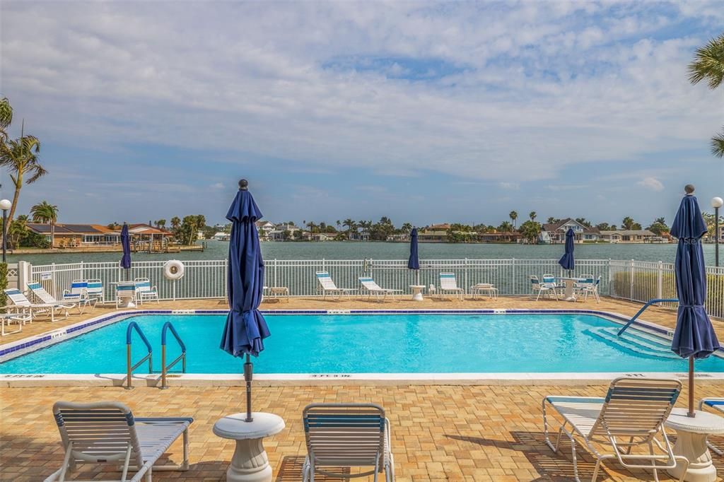 Active With Contract: $2,050 (1 beds, 1 baths, 843 Square Feet)