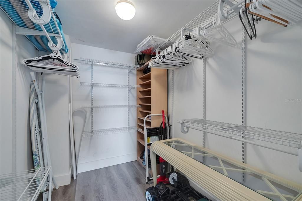 Active With Contract: $2,050 (1 beds, 1 baths, 843 Square Feet)