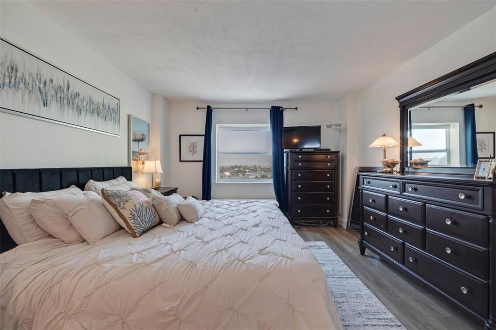 Active With Contract: $2,050 (1 beds, 1 baths, 843 Square Feet)