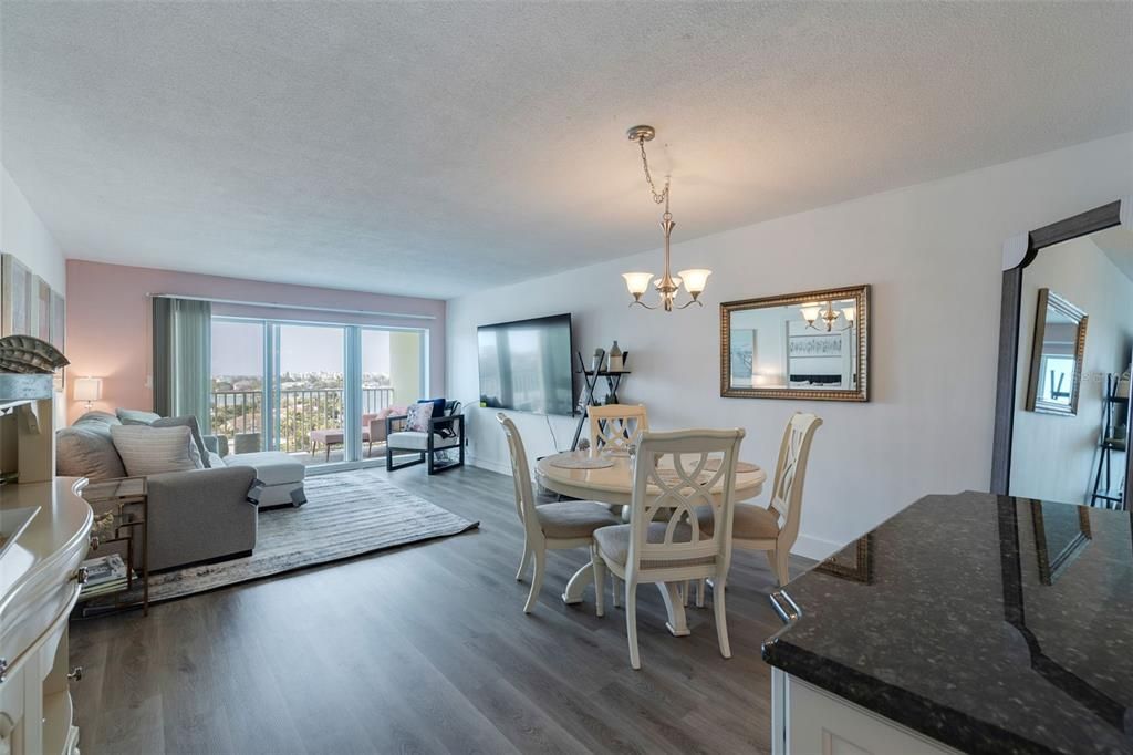 Active With Contract: $2,050 (1 beds, 1 baths, 843 Square Feet)