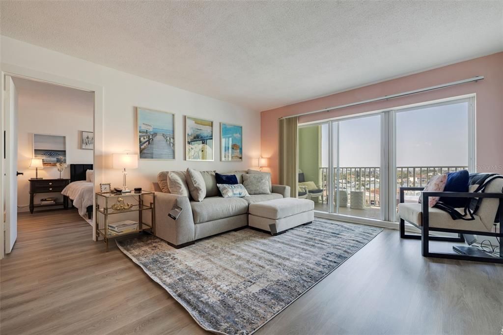 Active With Contract: $2,050 (1 beds, 1 baths, 843 Square Feet)