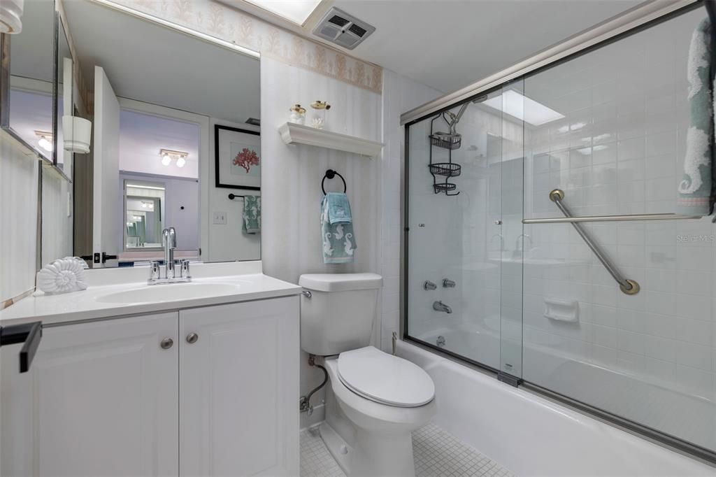 Active With Contract: $2,050 (1 beds, 1 baths, 843 Square Feet)