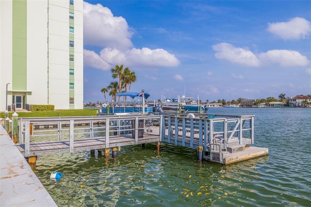 Active With Contract: $2,050 (1 beds, 1 baths, 843 Square Feet)